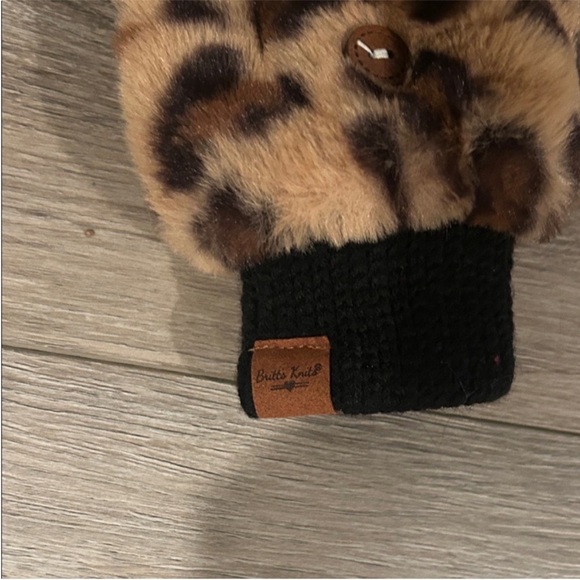 NWOT Britts Knits Leopard Print Faux Fur Mittens - Picture 2 of 3